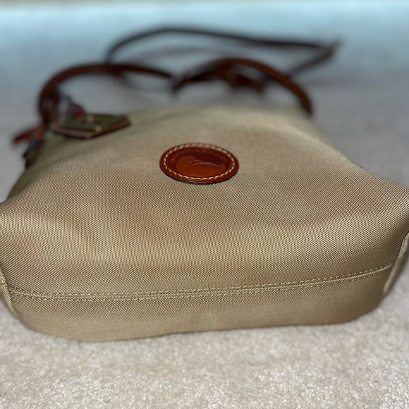 Dooney & Bourke nylon bag w/leather longstrap - Picture 2 of 11